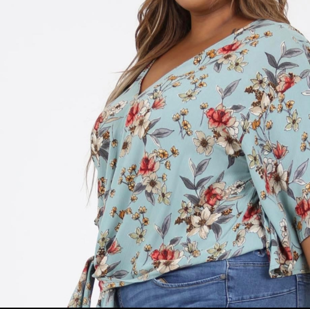 Lightweight pullover blouse with yue on bottom